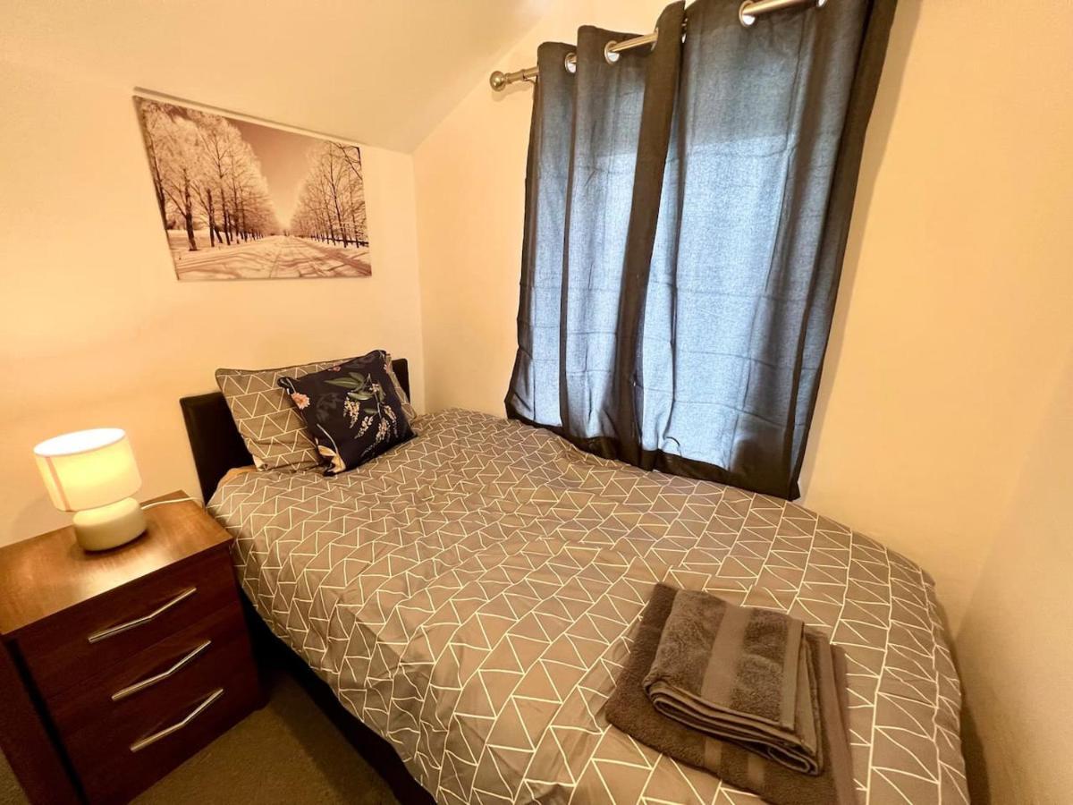 4 Bedroom Terrace House 웰링버러 외부 사진