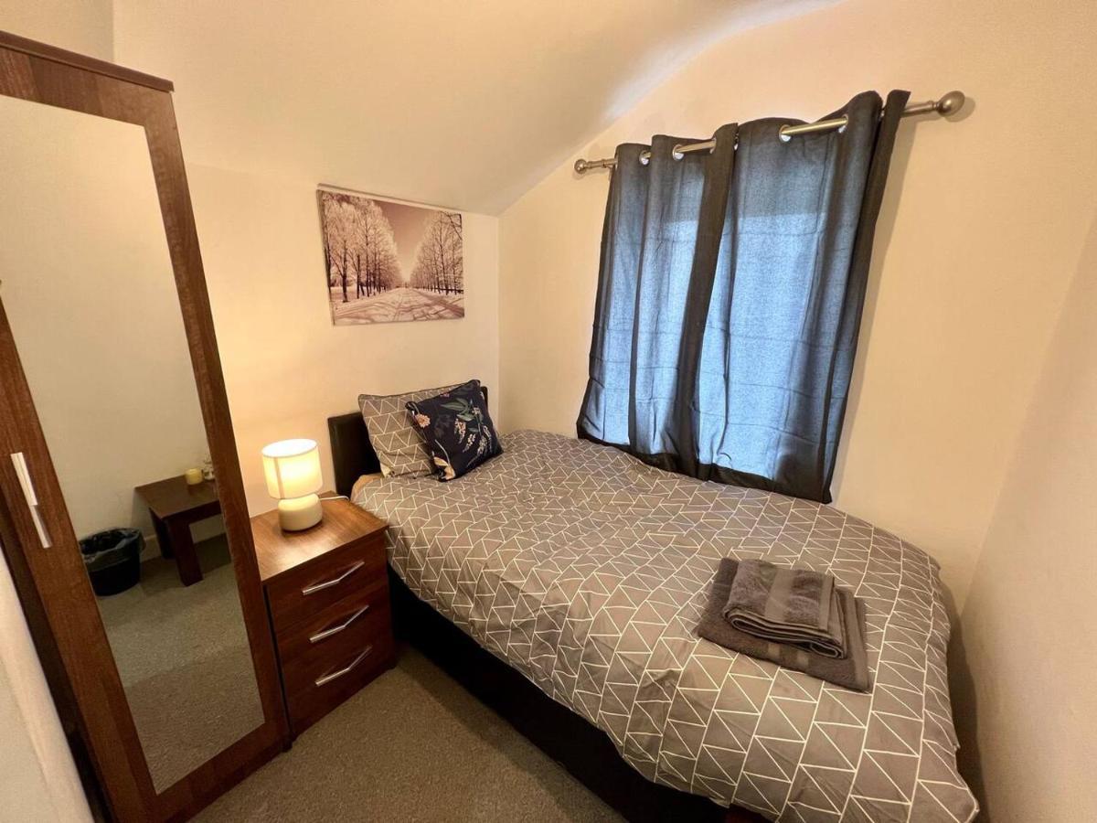 4 Bedroom Terrace House 웰링버러 외부 사진