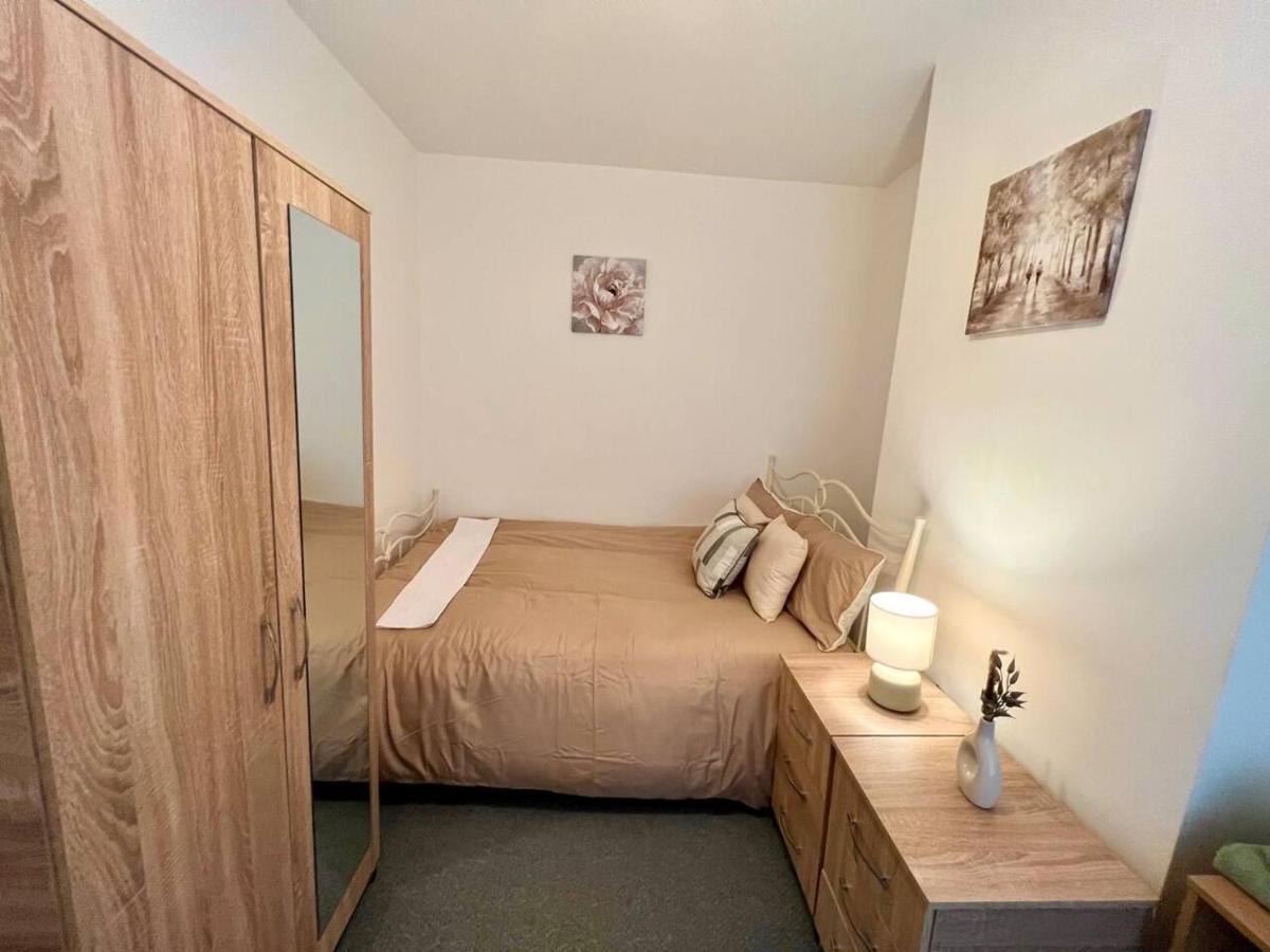 4 Bedroom Terrace House 웰링버러 외부 사진