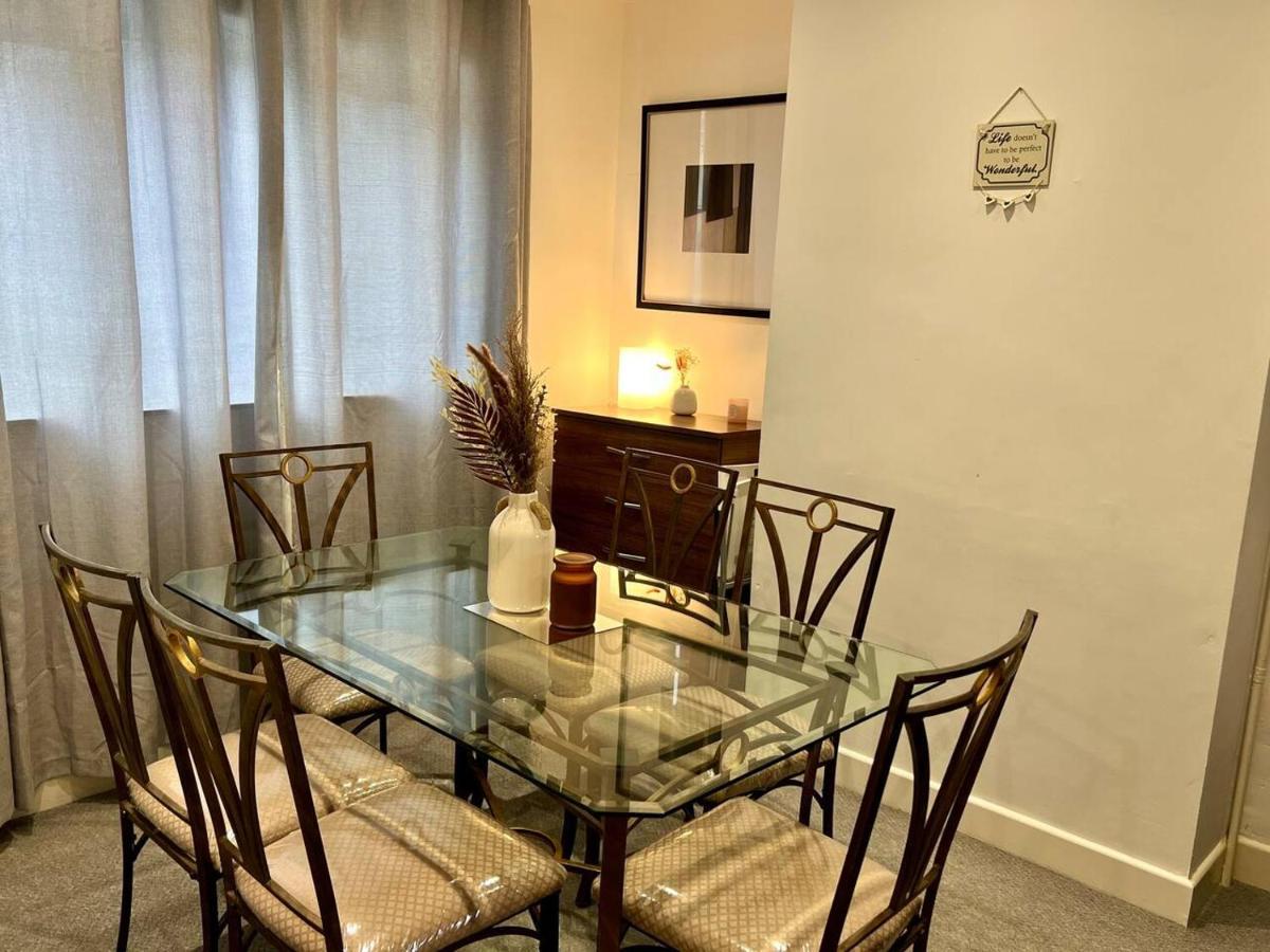 4 Bedroom Terrace House 웰링버러 외부 사진