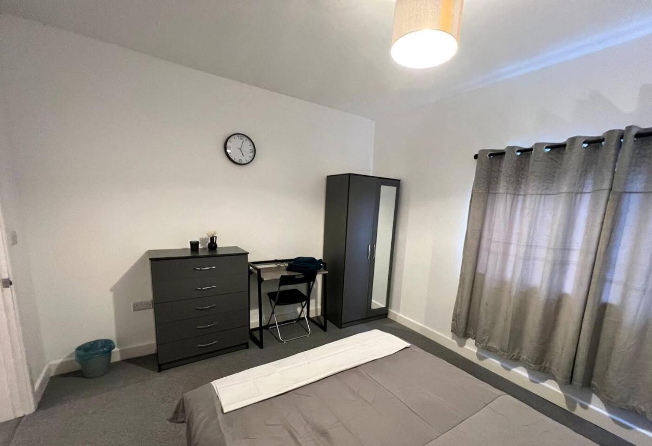 4 Bedroom Terrace House 웰링버러 외부 사진