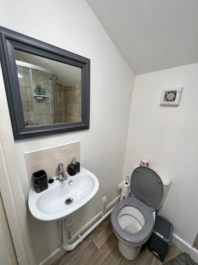 4 Bedroom Terrace House 웰링버러 외부 사진