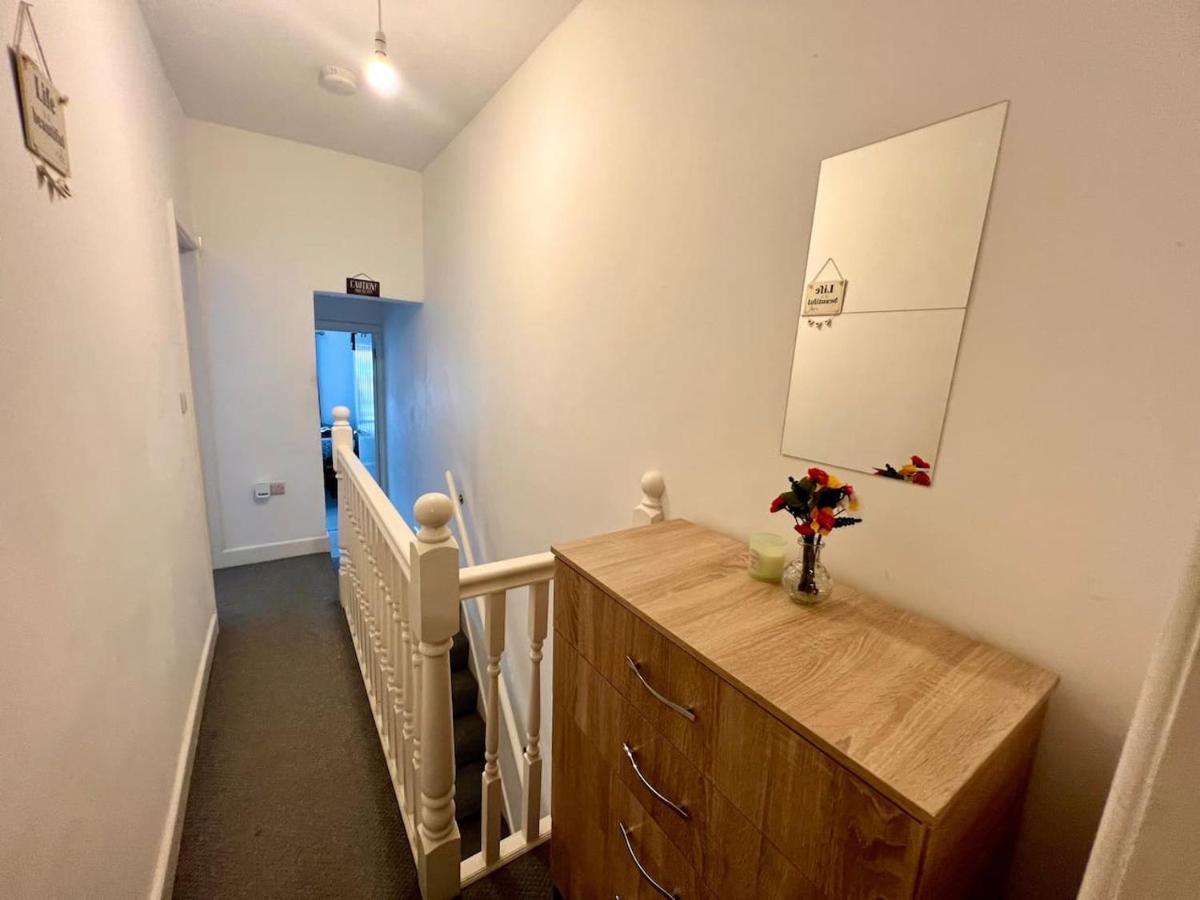 4 Bedroom Terrace House 웰링버러 외부 사진