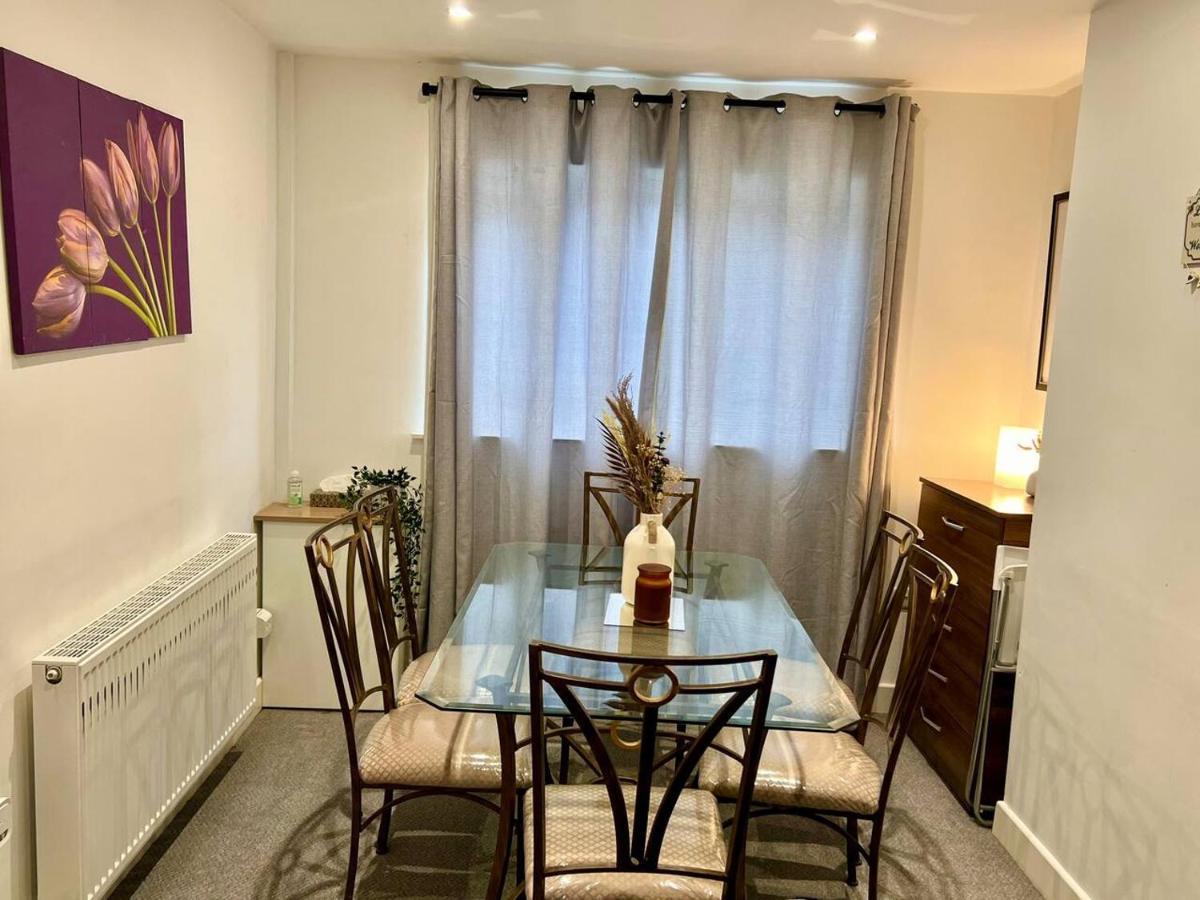 4 Bedroom Terrace House 웰링버러 외부 사진