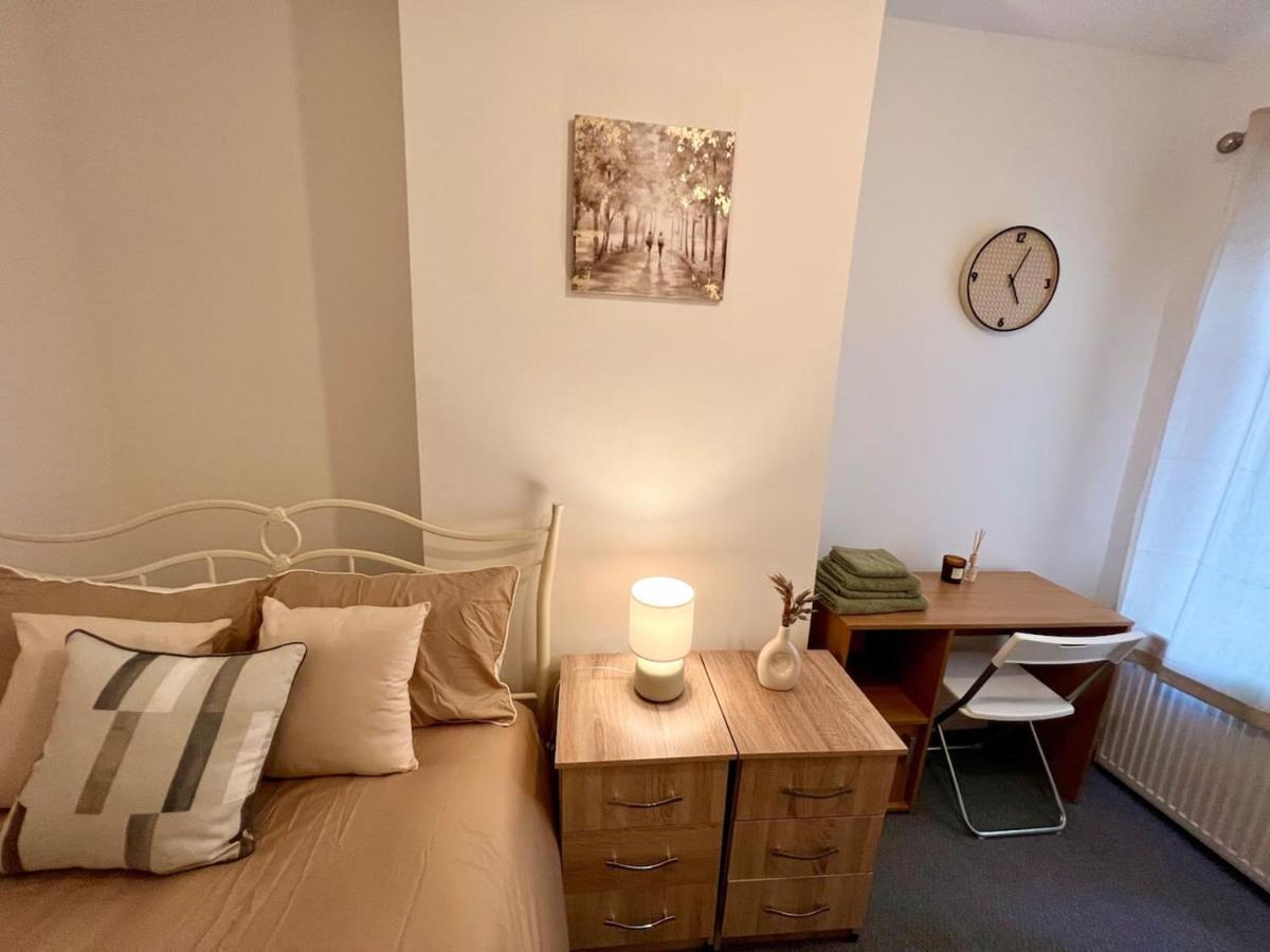 4 Bedroom Terrace House 웰링버러 외부 사진