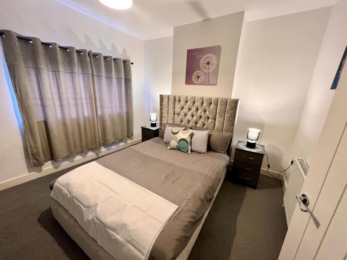 4 Bedroom Terrace House 웰링버러 외부 사진