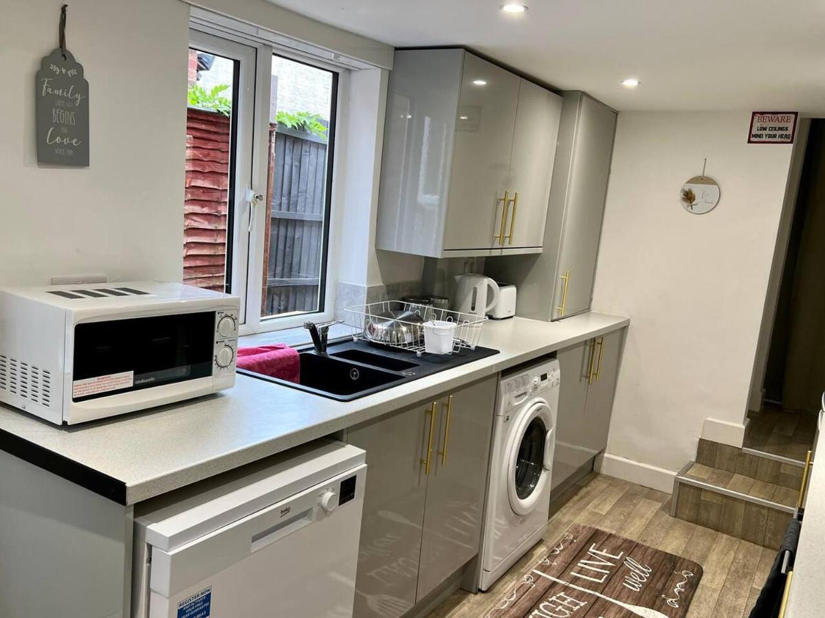4 Bedroom Terrace House 웰링버러 외부 사진